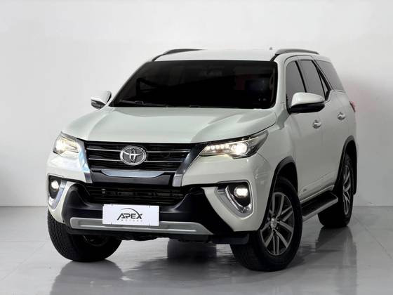 TOYOTA HILUX SW4 2.8 SRX 4X4 7 LUGARES 16V TURBO INTERCOOLER DIESEL 4P AUTOMÁTICO